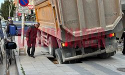 Çorum'da kamyonun çıktığı kaldırım çöktü!