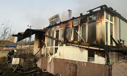 Yangına teslim olan ev  kullanılamaz hale geldi