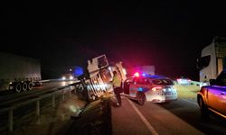 Çorum’da yem yüklü TIR devrildi: 1 yaralı