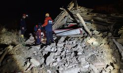 İki katlı metruk bina çöktü