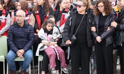 Komşuda da yas var: Şehit babasını oyuncağına sarılarak bekledi