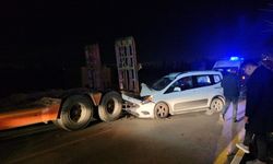 Park halindeki TIR’a çarpan hafif  ticari aracın sürücüsü yaralandı