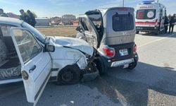 Otomobil ile elektrikli araç  çarpıştı, 3 kişi yaralandı