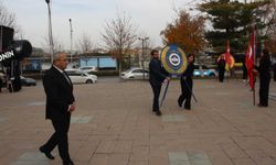 Öğretmenler Atatürk  Anıtı'na çelenk sundu