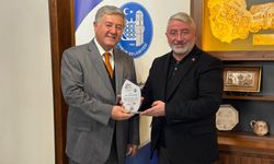 Kitap Fuarı’na katkı sunan  iş insanlarına plaket