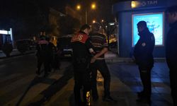 Kavga eden çifti ayırmak isterken hedef oldu