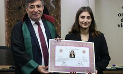 Genç avukat yemin ederek cübbe giydi