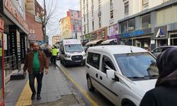 Araç camından dışarı taşan borular çocuğa çarptı