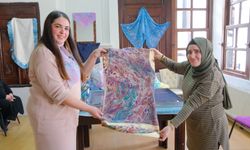 Çorum'da eskiyen kıyafetler ebru desenleriyle yenileniyor
