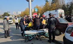 Çorum’da iki otomobil çarpıştı: Yolcu araçta sıkıştı