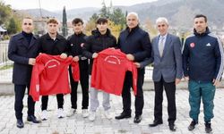 Başkan İsmail Çizikci’den güreşçilere eşofman desteği