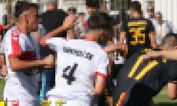 Gazozuna maçta saha savaş alanına döndü