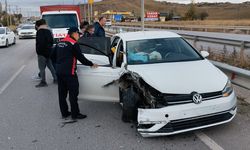 TIR’ın otomobili sıkıştırdığı kaza anı kamerada