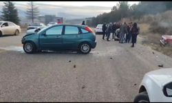 İki otomobil kafa kafaya çarpıştı: Yaralılar var