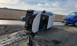 Devrilen otomobildeki  2 kişi yaralandı