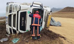 Çorum'da buğday yüklü tır devrildi