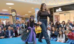 Çorum'da anaokulu öğrencileri geri dönüşüm  kıyafetleriyle defile düzenledi