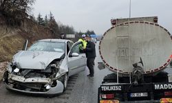 Otomobil yakıt tankerine çarptı:1 yaralı