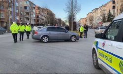 Otomobil kolunun üzerinden geçti