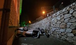 Çorum’da otomobil okul bahçesine uçtu: 2 yaralı