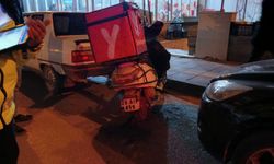 Motokurye yayaya çarpıp kaçtı
