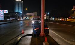 Çorum’da otomobil yön levhasına çarptı 1 yaralı