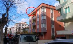 Bunalıma girdi çatıya çıktı: Polis ikna etmeye çalışıyor