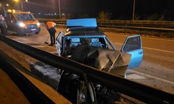 Kontrolden çıkan otomobil bariyerlere çarptı