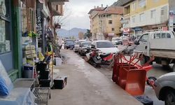 Çorum'da akılalmaz olay: Eline ne geçtiyse yola fırlattı