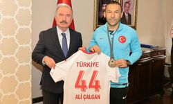 Karacif’ten Vali Çalgan ve Belediye  Başkanı Aşgın’a milli takım forması