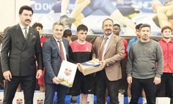 Çorum Belediye’nin yıldız güreşçilerine malzeme desteği