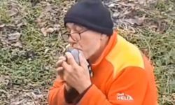 Belediye personeli kurtardığı güvercini öperek doğaya saldı