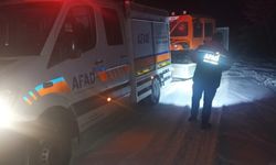 Karda mahsur kalan vatandaş  güvenle evine ulaştı