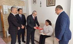 Çağlar, evde eğitim gören  öğrencinin karnesini verdi