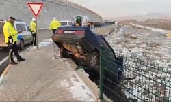 Çorum’da istinat duvarından düşen otomobilin sürücüsü yaralandı
