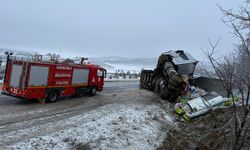Çorum'da devrilen tırın sürücüsü yaralandı