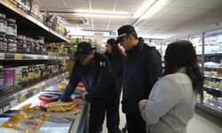 Yine aynı zincir market! Çorum'da raflarda bozulmuş ürünler: Halk sağlığı ile oynamaya devam...
