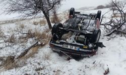 Çorum’da ağaca çarpan otomobil takla attı: 4 yaralı