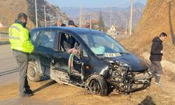 Hastaneye giden  doktorları taşıyan  otomobil kaza yaptı