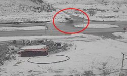 Otomobilin trafik levhalarına çarptığı kaza anı kamerada