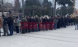 Çorum'da sıcak çorba kuyruğu Saat Kulesi'ne kadar uzandı