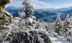 Obruk Barajı Gölü'nün  çevresi karla kaplandı