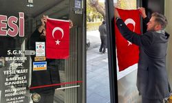 Ülkü Ocakları bayrak dağıttı