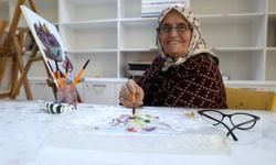 'Teyze bu yaşta niye geliyorsun?' diyenlere inat onlarca belge aldı, 76 yaşında liseyi bitirdi