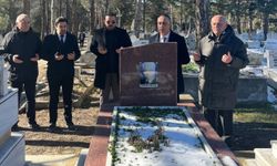 Kasım Parlar’a kabri başında dua