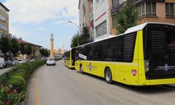 Vatandaşlar saatte bir olan otobüs seferlerinin artırılmasını istiyor