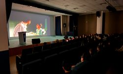 Görme engelliler için betimlemeli film gösterimi