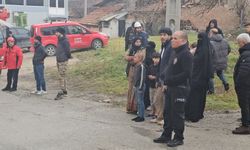 Yanan evlerini yalınayak çaresizce izlediler