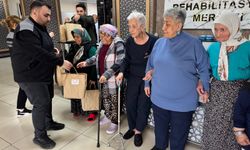 Belediye hasta ve yaşlılara hijyen paketi dağıttı