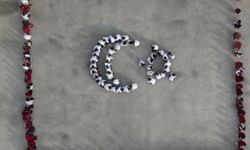 Lise öğrencilerinden “bayrak koreografisi”